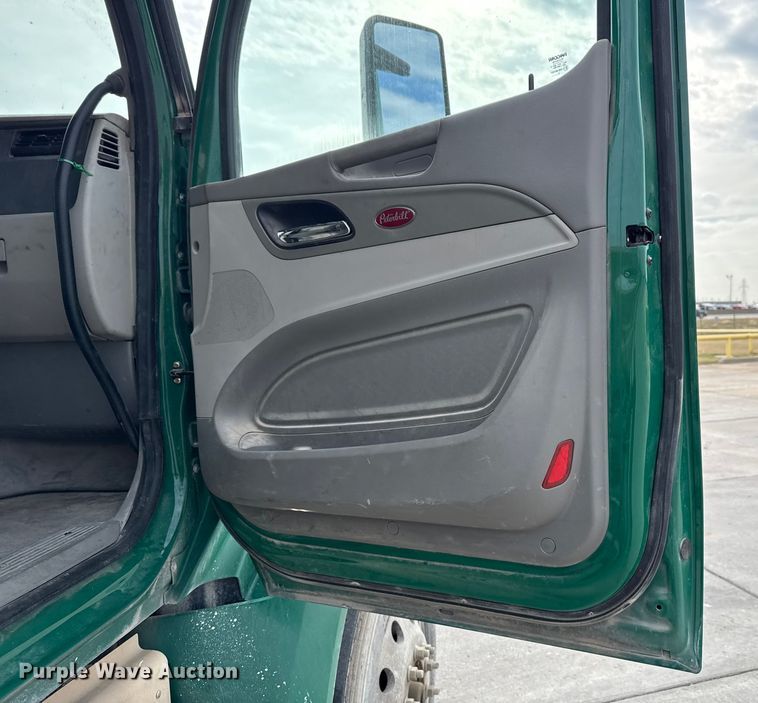 image for item EE3418 2018 Peterbilt 567 semi truck