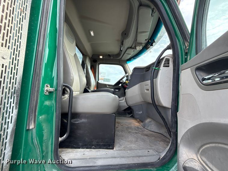 image for item EE3418 2018 Peterbilt 567 semi truck