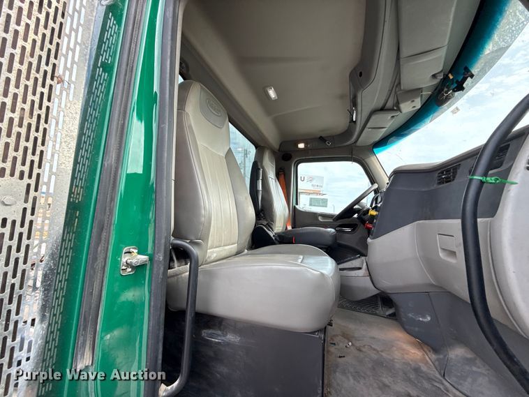 image for item EE3418 2018 Peterbilt 567 semi truck