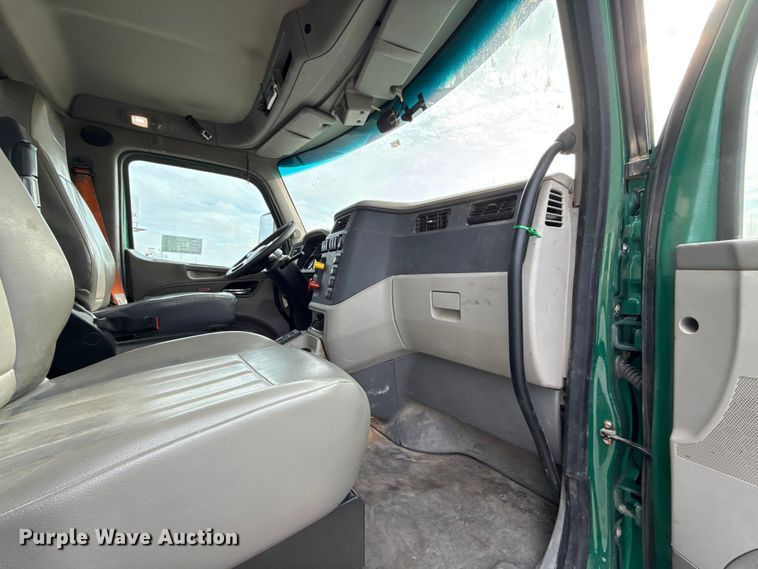 image for item EE3418 2018 Peterbilt 567 semi truck