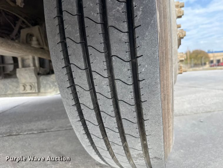 image for item EE3418 2018 Peterbilt 567 semi truck