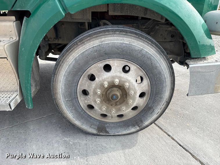 image for item EE3418 2018 Peterbilt 567 semi truck