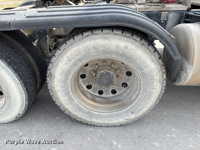 image for item EE3418 2018 Peterbilt 567 semi truck