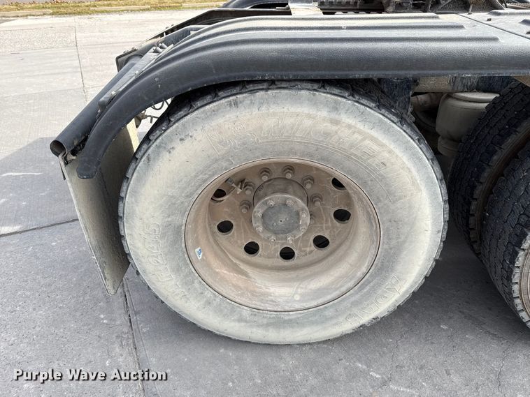 image for item EE3418 2018 Peterbilt 567 semi truck