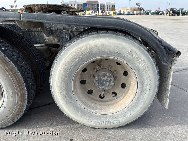 image for item EE3418 2018 Peterbilt 567 semi truck