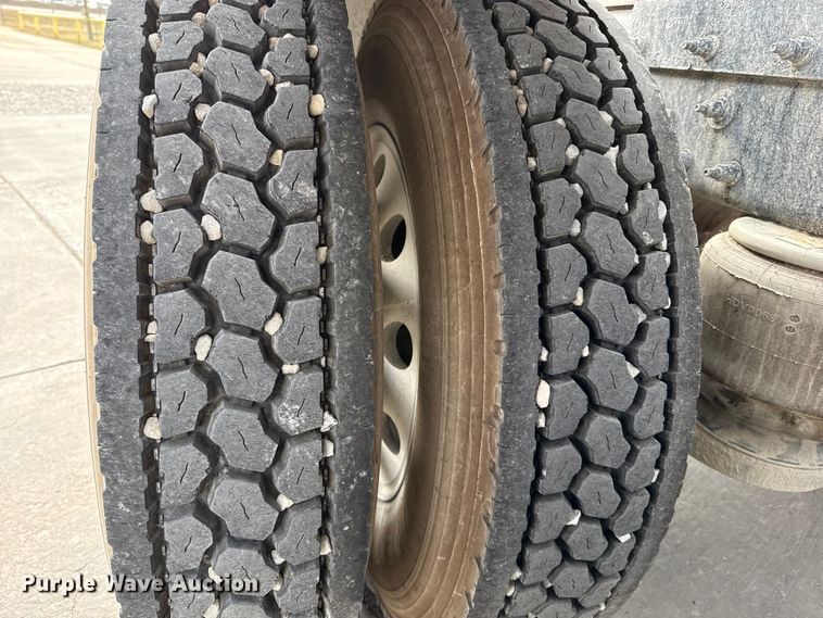 image for item EE3418 2018 Peterbilt 567 semi truck