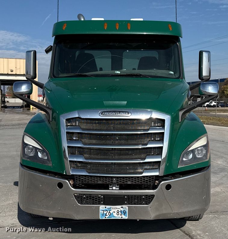 image for item EE3419 2020 Freightliner Cascadia 126 semi truck
