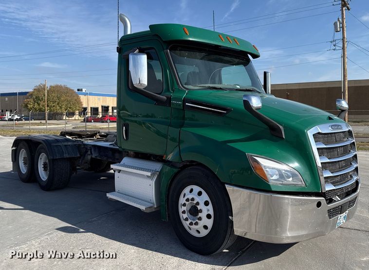 image for item EE3419 2020 Freightliner Cascadia 126 semi truck