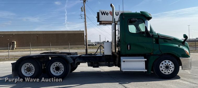 image for item EE3419 2020 Freightliner Cascadia 126 semi truck