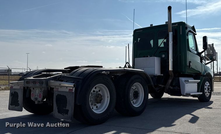 image for item EE3419 2020 Freightliner Cascadia 126 semi truck