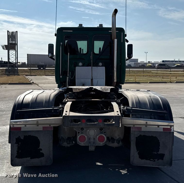 image for item EE3419 2020 Freightliner Cascadia 126 semi truck