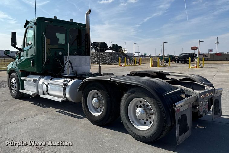 image for item EE3419 2020 Freightliner Cascadia 126 semi truck