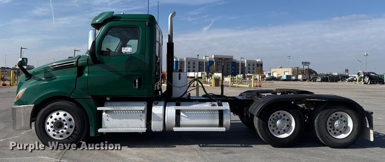 image for item EE3419 2020 Freightliner Cascadia 126 semi truck