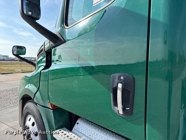 image for item EE3419 2020 Freightliner Cascadia 126 semi truck