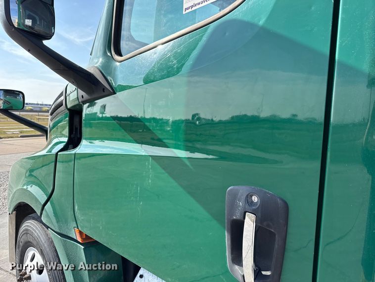 image for item EE3419 2020 Freightliner Cascadia 126 semi truck