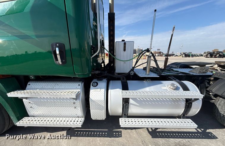 image for item EE3419 2020 Freightliner Cascadia 126 semi truck