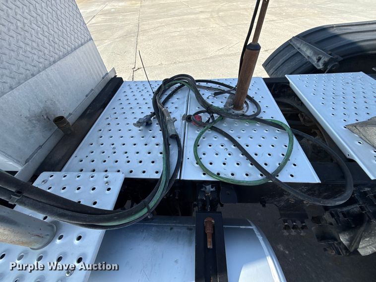 image for item EE3419 2020 Freightliner Cascadia 126 semi truck