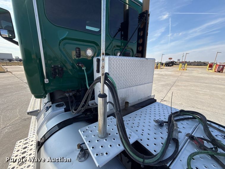 image for item EE3419 2020 Freightliner Cascadia 126 semi truck