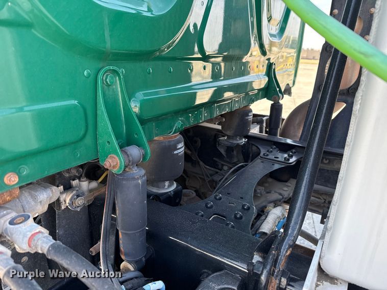 image for item EE3419 2020 Freightliner Cascadia 126 semi truck