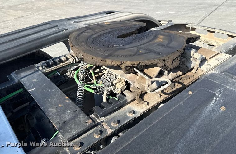 image for item EE3419 2020 Freightliner Cascadia 126 semi truck