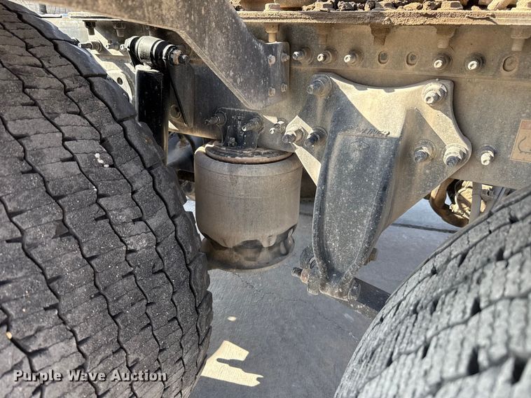 image for item EE3419 2020 Freightliner Cascadia 126 semi truck