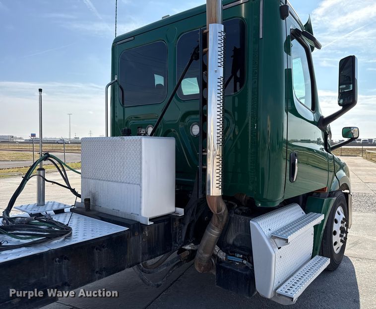 image for item EE3419 2020 Freightliner Cascadia 126 semi truck