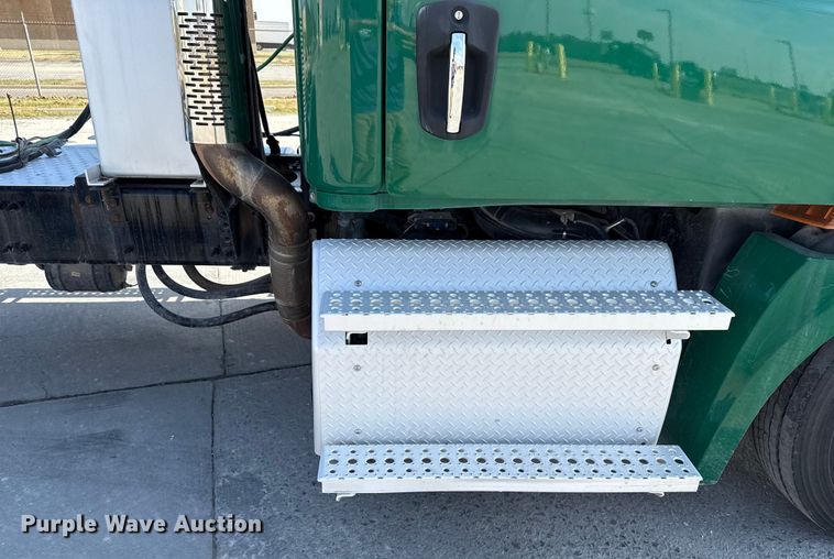 image for item EE3419 2020 Freightliner Cascadia 126 semi truck