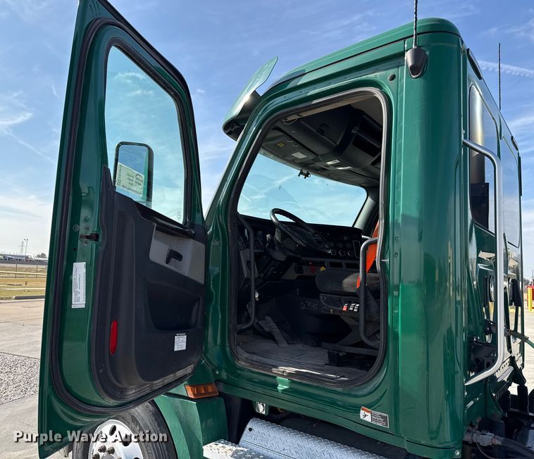 image for item EE3419 2020 Freightliner Cascadia 126 semi truck