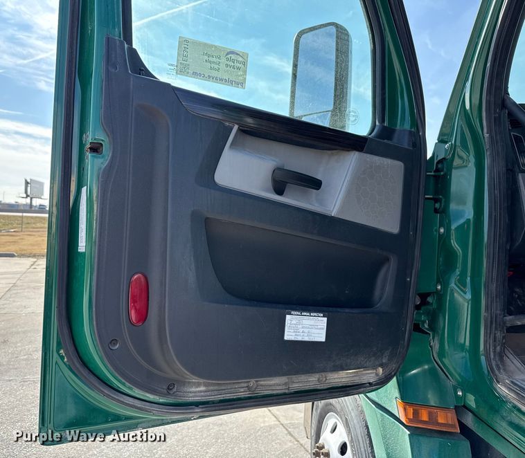 image for item EE3419 2020 Freightliner Cascadia 126 semi truck