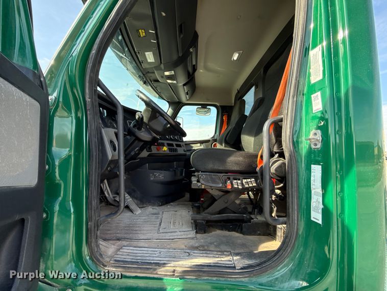 image for item EE3419 2020 Freightliner Cascadia 126 semi truck