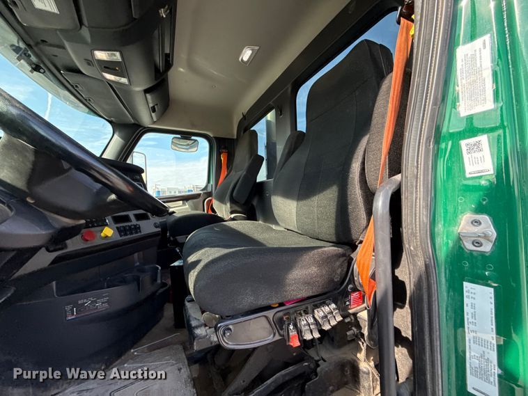 image for item EE3419 2020 Freightliner Cascadia 126 semi truck