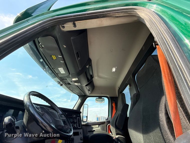 image for item EE3419 2020 Freightliner Cascadia 126 semi truck