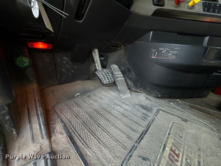 image for item EE3419 2020 Freightliner Cascadia 126 semi truck