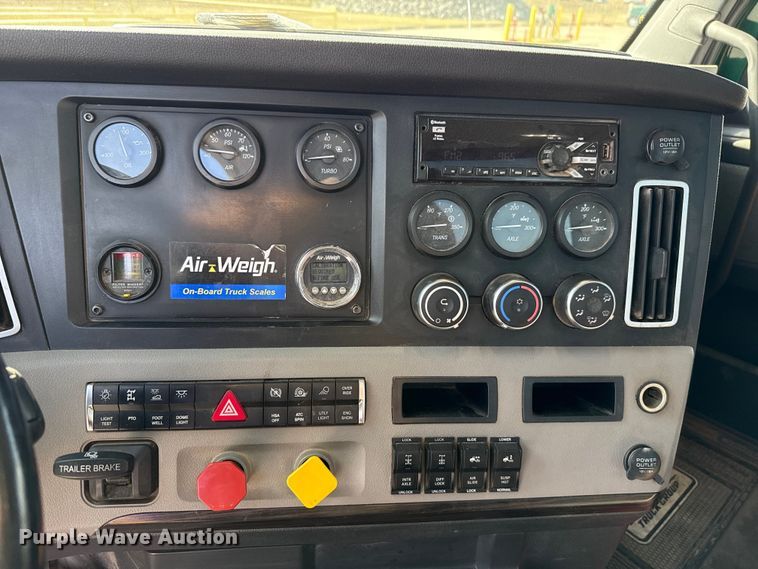 image for item EE3419 2020 Freightliner Cascadia 126 semi truck