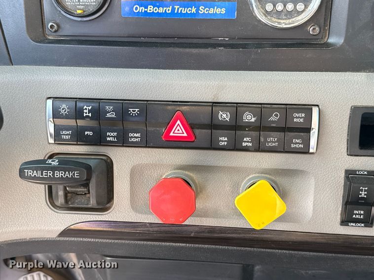 image for item EE3419 2020 Freightliner Cascadia 126 semi truck