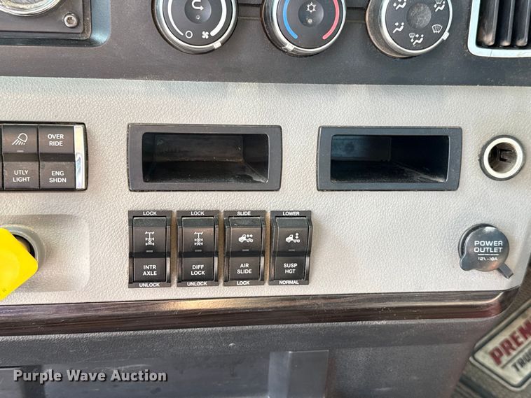 image for item EE3419 2020 Freightliner Cascadia 126 semi truck