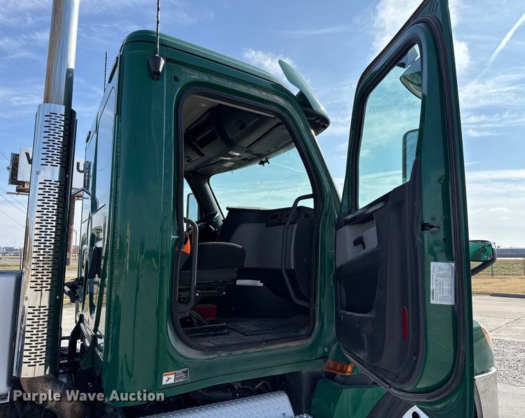 image for item EE3419 2020 Freightliner Cascadia 126 semi truck