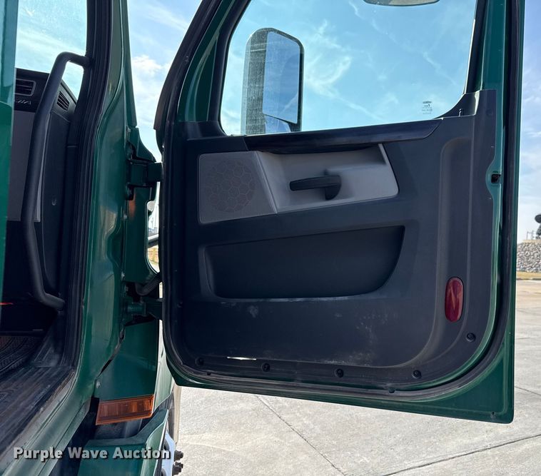 image for item EE3419 2020 Freightliner Cascadia 126 semi truck