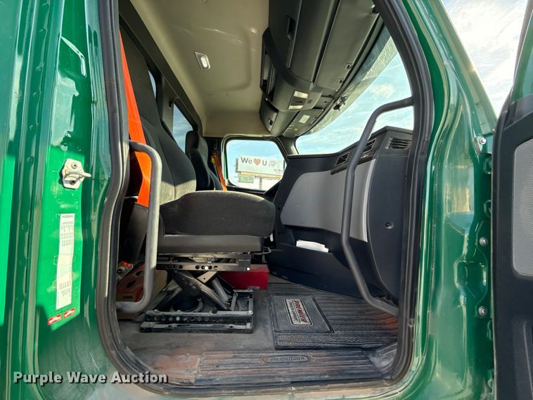 image for item EE3419 2020 Freightliner Cascadia 126 semi truck