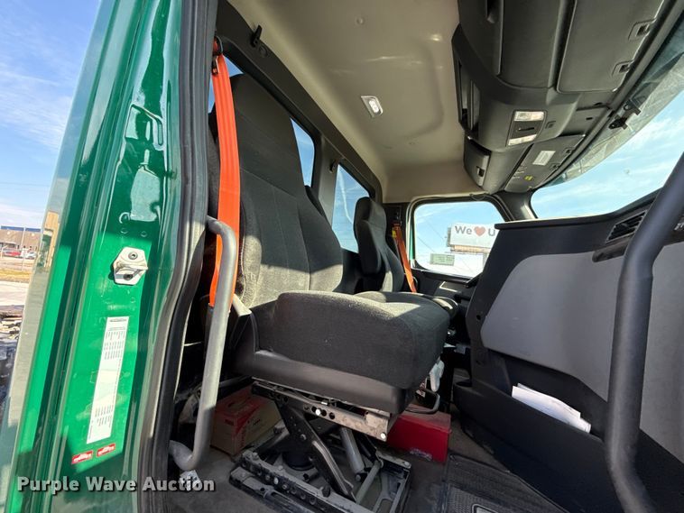 image for item EE3419 2020 Freightliner Cascadia 126 semi truck