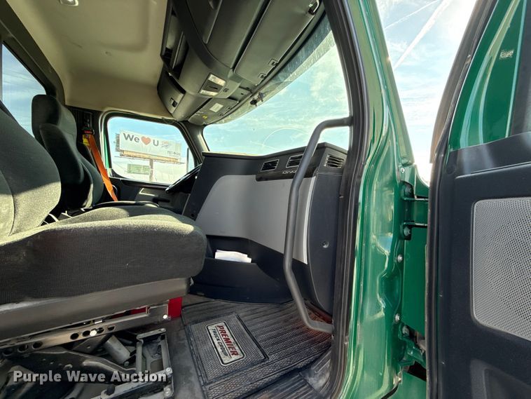 image for item EE3419 2020 Freightliner Cascadia 126 semi truck