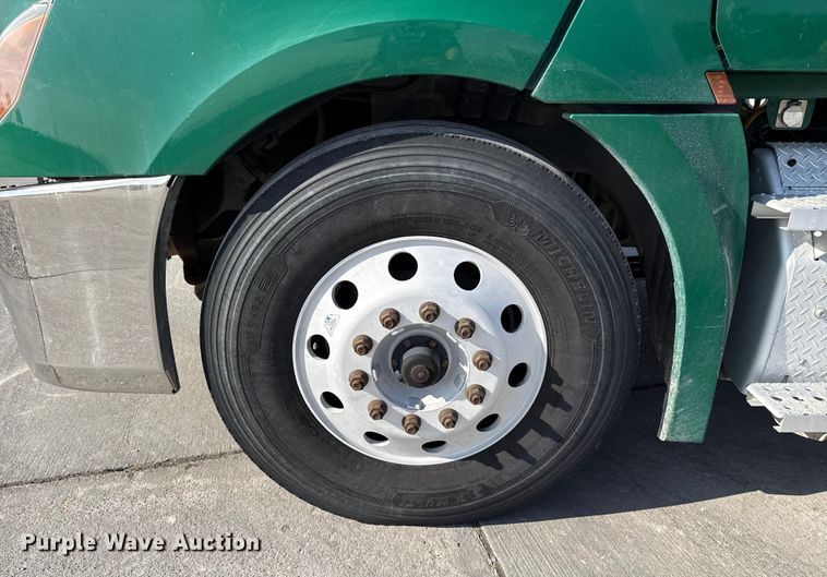 image for item EE3419 2020 Freightliner Cascadia 126 semi truck