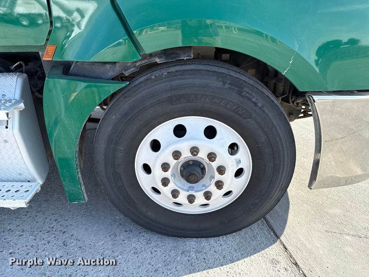 image for item EE3419 2020 Freightliner Cascadia 126 semi truck