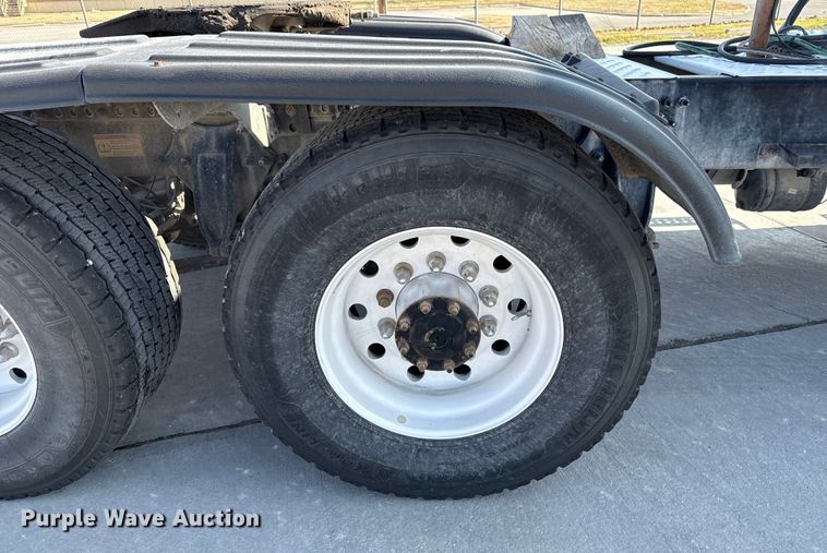 image for item EE3419 2020 Freightliner Cascadia 126 semi truck