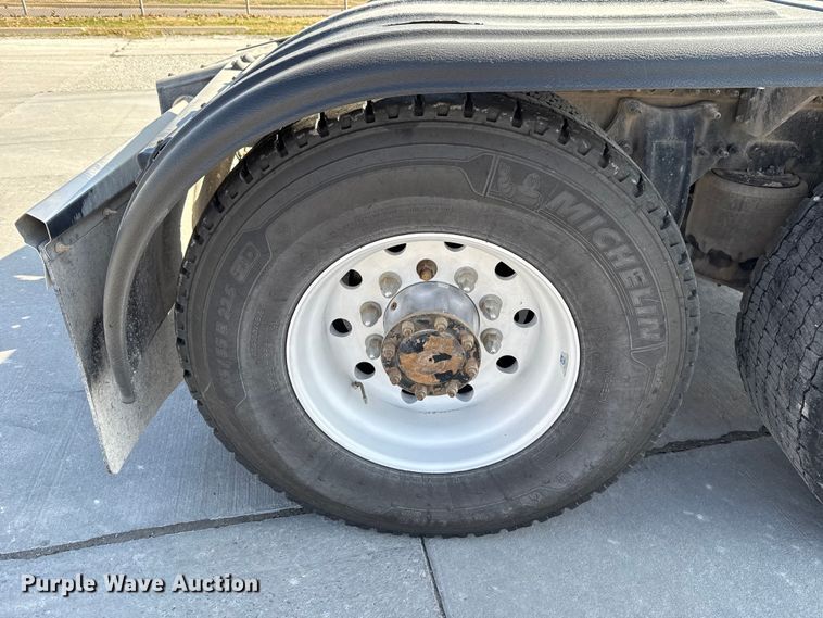 image for item EE3419 2020 Freightliner Cascadia 126 semi truck