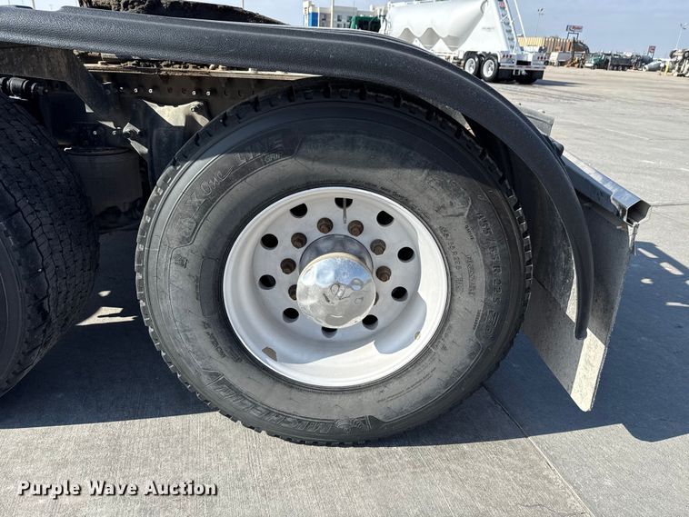 image for item EE3419 2020 Freightliner Cascadia 126 semi truck