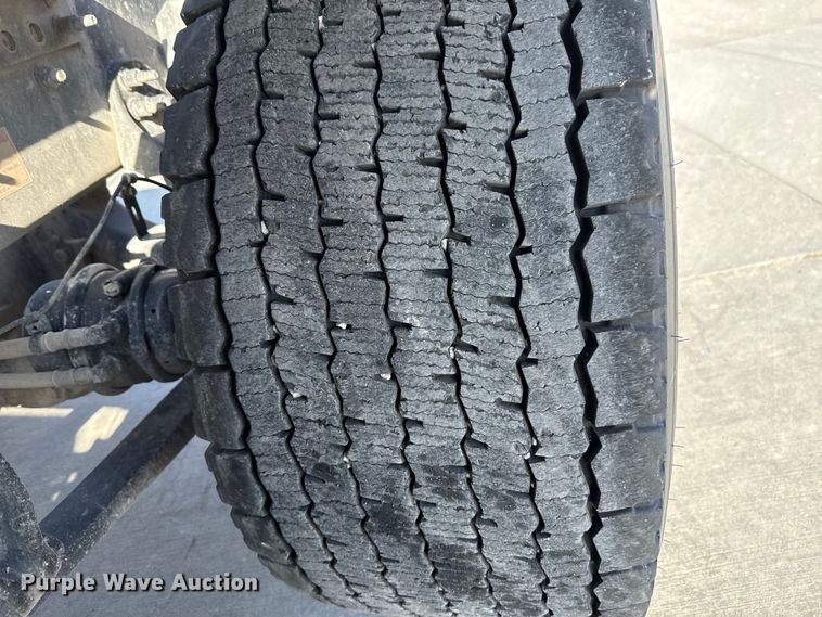 image for item EE3419 2020 Freightliner Cascadia 126 semi truck