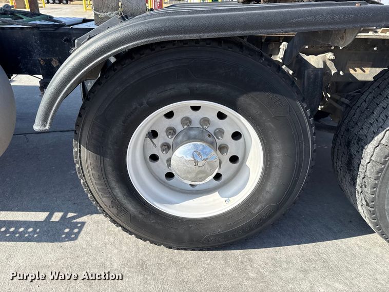 image for item EE3419 2020 Freightliner Cascadia 126 semi truck