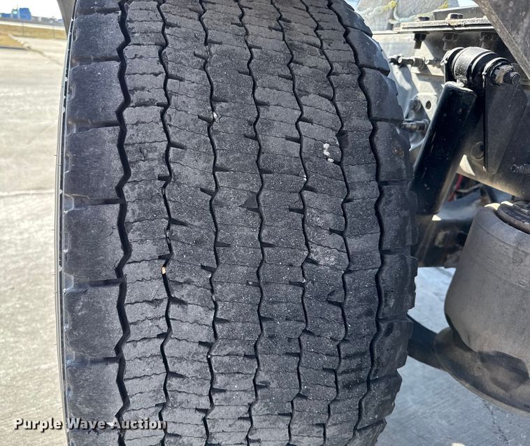 image for item EE3419 2020 Freightliner Cascadia 126 semi truck