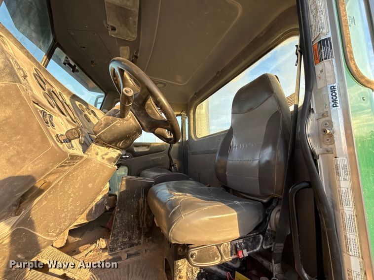 image for item EE3429 2011 Peterbilt 365 